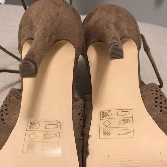 Sexy ankle tie heel in suede. GUC - Picture 5 of 9